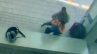 Otobüs durağında bekleyen kadına saldırı