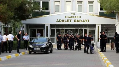 Adliye önünde çatışma! Yaralılar var