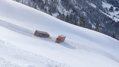 Artvin'de iki TIR uçuruma sürüklendi