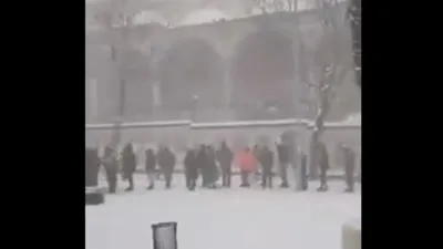 Yoğun kar yağışına rağmen ucuz ekmek kuyruğu!