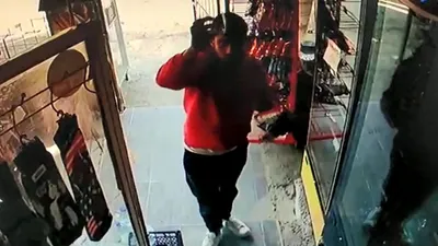 İnsanlık ölmemiş! Aldıkları ürünleri tek tek kameraya gösterdiler