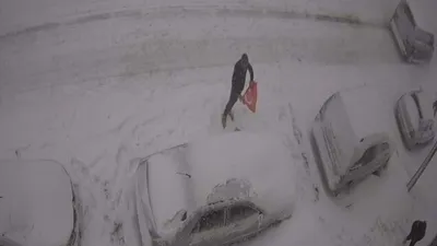 Karda donan Türk Bayrağı'nı bırakmadı