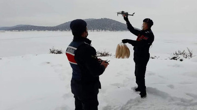 Jandarmadan mahsur kalan vatandaşlara ''drone'' ile yemek servisi