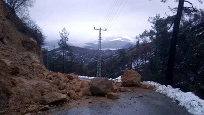 Alanya'da dev kayalar yolu kapattı!