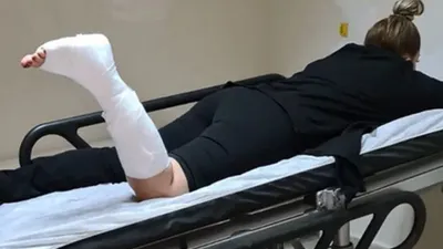Ünlü şarkıcı konserde kaza geçirdi!