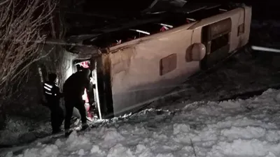 Yolcu otobüsü devrildi; 15 yaralı var!