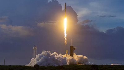 SpaceX, istihbarat uydusunu uzaya fırlattı