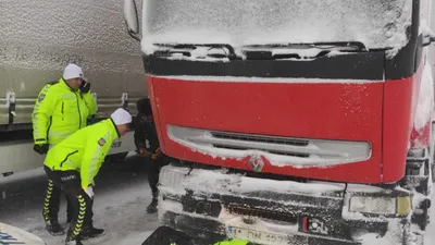 Trafik polisi, eksi 8 derecede karın üzerinde TIR'ın arızasını giderdi