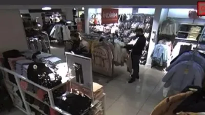 Yer: İstanbul... Mağazada mide bulandıran sapıklık kamerada