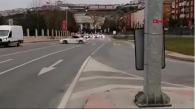 İstanbul trafiğinde ''izinli'' çakarlı otomobillerle düğün konvoyu