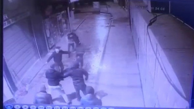 3 kişiyi bıçakladı! Dehşet anları kamerada
