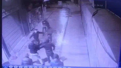 3 kişiyi bıçakladı! Dehşet anları kamerada