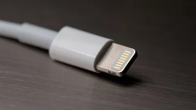 Apple'dan iPhone'lar için ''şarj girişi'' kararı