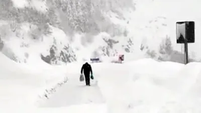 Trabzon-Bayburt karayoluna çığ düştü