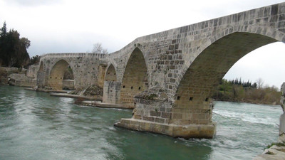Roma döneminden kalma tarihi köprüde isyan ettiren görüntü