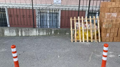 Şaşkına çeviren görüntü: Kaldırımı tel örgü ile kapattılar