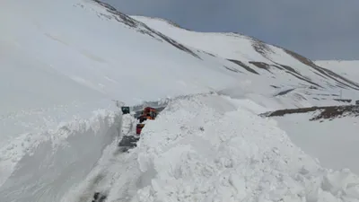 Kutuplar değil Türkiye! Kar kalınlığı iş makinesini oyuncağa çevirdi