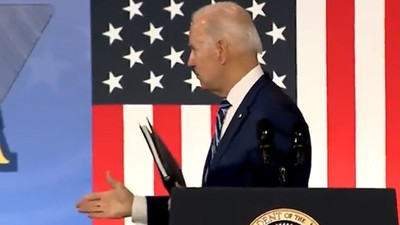 Biden'dan kürsüde şoke eden hareket