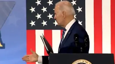Biden'dan kürsüde şoke eden hareket