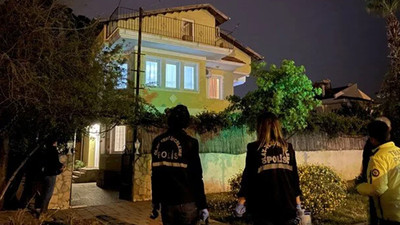Ev arkadaşını çekiçle öldürdü