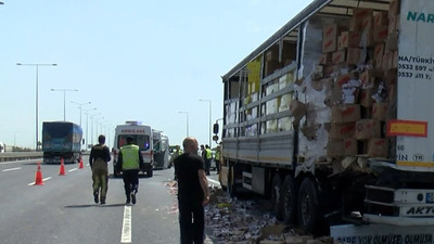 İstanbul'da iki TIR çarpıştı; koliler etrafa saçıldı