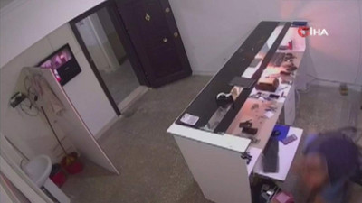 Cep telefonu bataryası bomba gibi patladı! O anlar kamerada