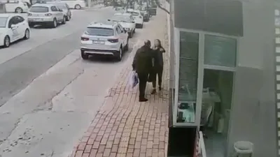 Ellerin kırılsın be adam! Sokak ortasında kadına şiddet!