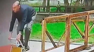 Tayt sapığının görüntüleri ortaya çıktı: 17 yaşındaki öğrencinin taytını çalıp...