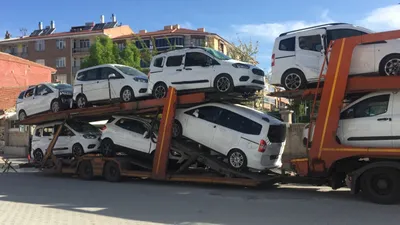 Tır devrildi; sıfır kilometre araçlar pert oldu!