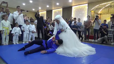 Nikahta ilginç anlar! Gelin damadı yerden yere vurdu