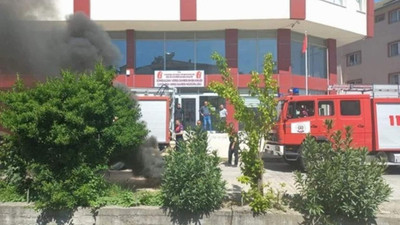 Vergi borçlusu vatandaş vergi dairesi önünde lastik yaktı