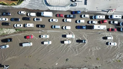 İstanbul'da su borusu patladı; yollar göle döndü!