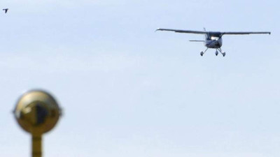 Pilot bayıldı, uçağı yolcu indirdi