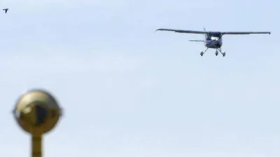 Pilot bayıldı, uçağı yolcu indirdi