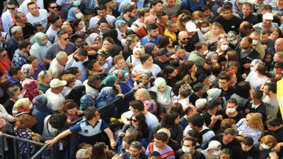 Bu da ''bedava'' ciğer izdihamı! 1 tabak bedava ciğer için birbirlerini ezdiler