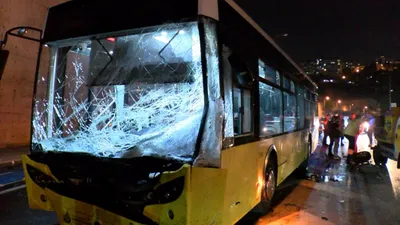 Otomobil ile İETT otobüsü kafa kafaya çarpıştı: Ölü ve yaralılar var