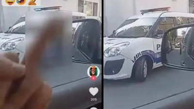 Yabancı uyruklu hadsiz! Polislere el hareketi çekti!