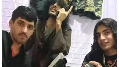 Türkiye'deki eli silahlı Afganlar silahlı fotoğraflarla meydan okudu