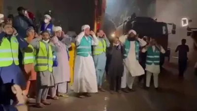 Yangını ezan okuyarak söndürmeye çalıştılar