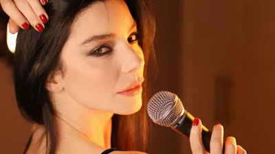 Merve Boluğur şarkıcılığa soyundu