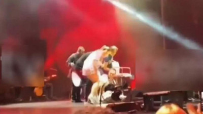Serdar Ortaç sahnede yere kapaklandı