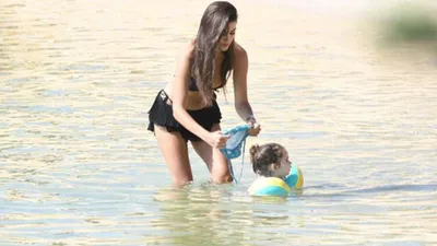 Hande Erçel tatil sezonunu açtı; sahilin en güzel ''teyze''si