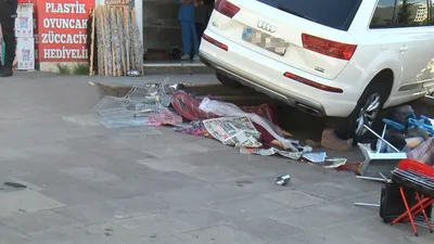 Kaldırıma çıkan araç iki kadını ezdi: 1 ölü