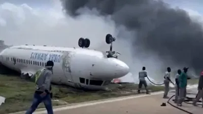 Somali'de pistten çıkan uçak ters döndü