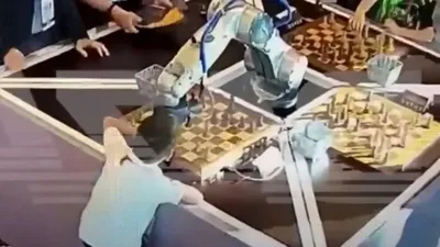 Satranç robotu, 7 yaşındaki çocuğun parmağını kırdı