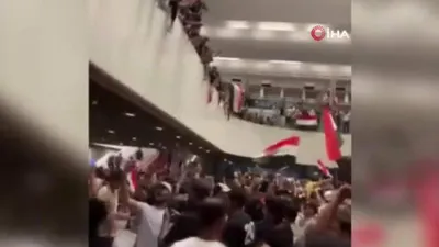 Irak'ta Sadr'ın destekçileri parlamentoyu bastı
