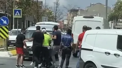 Trafikte bıçaklı kavga! Ortalık savaş alanına döndü