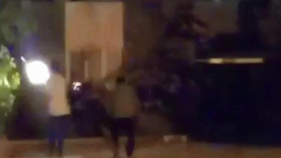 Annesini, eşiyle evlendirmek isteyen kadının evini kurşunladı