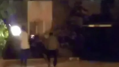 Annesini, eşiyle evlendirmek isteyen kadının evini kurşunladı