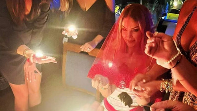 Petek Dinçöz kendi kınasından paylaştı